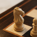 Scacchiera con cassetti in legno di noce e acero